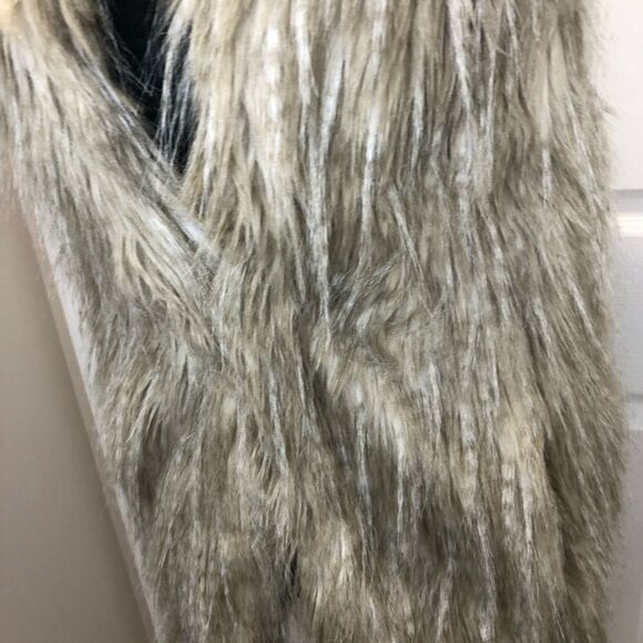 Sebby Collection faux fur vest size medium - Picture 3 of 8